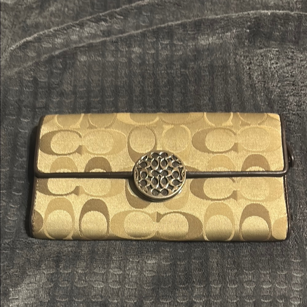 Coach Gold Wallet Classic Design (used)